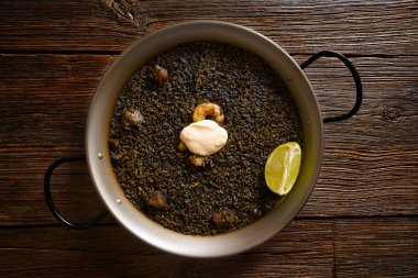 Siyah pirinç Paella tarifi iki İspanya'dan