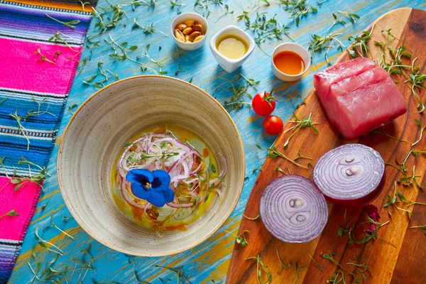 Ryb ceviche preuvian recept a maceška květ — Stock fotografie