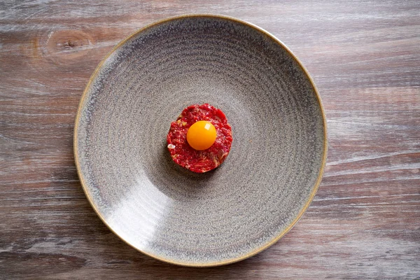 Ricetta di carne cruda di tartare con tuorlo d'uovo — Foto Stock