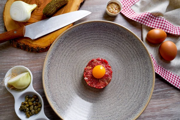 Bife Tartare receita de carne crua com gema de ovo — Fotografia de Stock