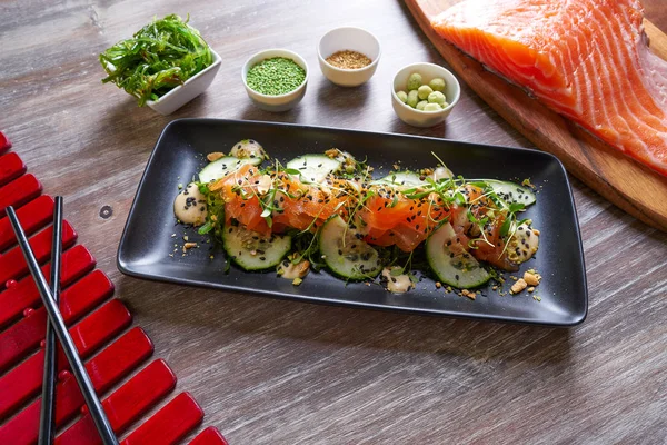 Wakame-levät lohisalaatti ja wasabi-seesami — kuvapankkivalokuva