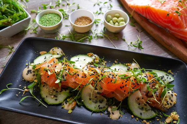 Řasy Wakame salát s lososem a wasabi sezam — Stock fotografie