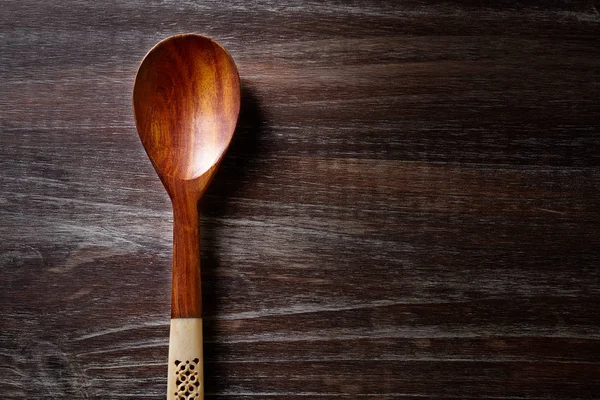 Cucchiaio di legno su tavola di legno — Foto Stock