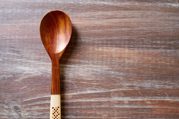 Cucchiaio di legno su tavola di legno — Foto Stock