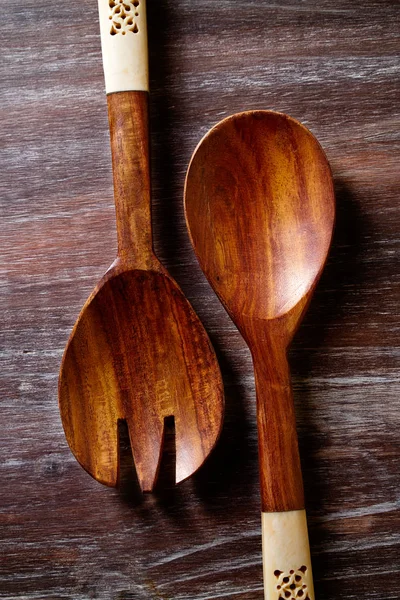 Cuchara de madera y tenedor sobre tabla de madera — Foto de Stock