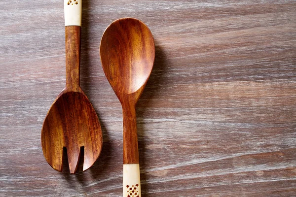 Cucchiaio di legno e forchetta su tavola di legno — Foto Stock