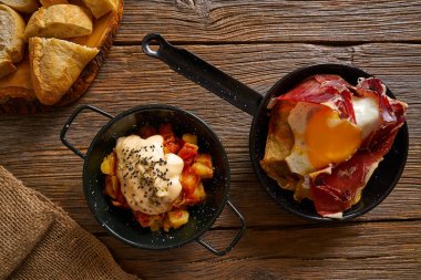 Kırık yumurta ve bravas İspanya'dan tapas