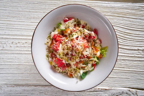 Insalata di Cesar con lattuga al pomodoro — Foto Stock