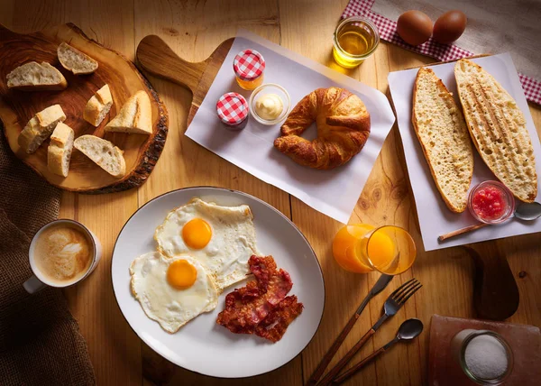 Kontinentální snídani croissant vejce špekový chléb — Stock fotografie