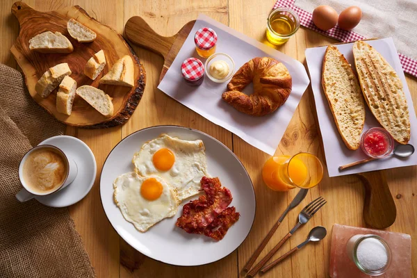 Continentaal ontbijt croissant eieren spek brood — Stockfoto