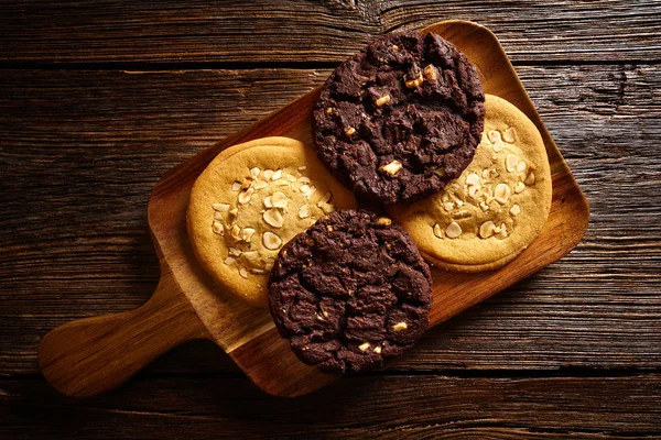 Biscuits au chocolat dans une planche de bois — Photo