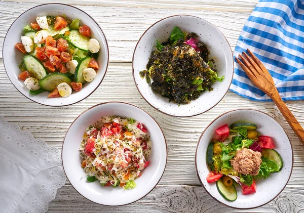 Quattro ciotole mix di insalate cibo sano — Foto Stock