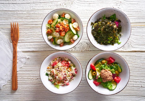 Cuatro ensaladas mezclan tazones comida saludable — Foto de Stock