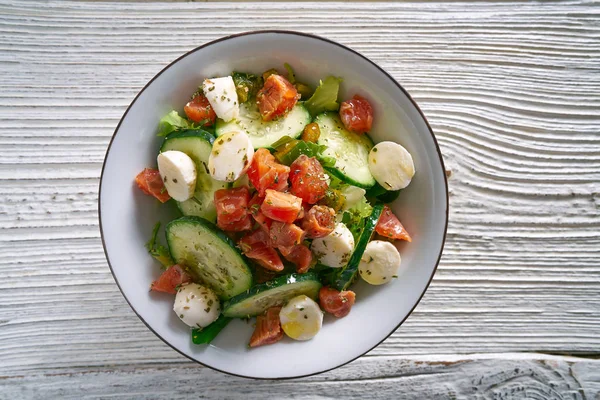 Ensalada de salmón de pepino de tomate mozzarella — Foto de Stock