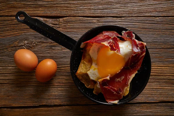 Tapas huevos rotos uova rotte con prosciutto — Foto Stock