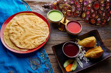 Samosa Papadam kırmızı yeşil soslar