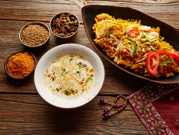 화이트 수프와 치킨 Biryani 인도 조리법 — 스톡 사진