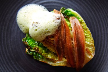 Cantabria hamsi hindiba salata sosu ile