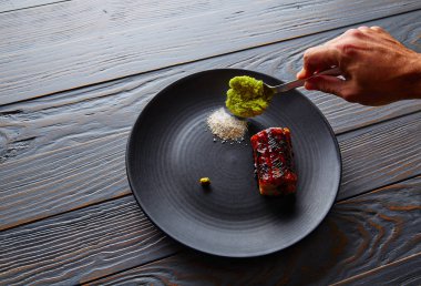 Yeşil elma ve narenciye ile füme yılan balığı ızgara