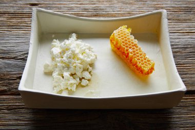 süzme peynir lor ile bal peteği