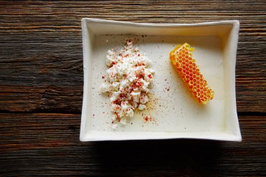 süzme peynir lor ile bal peteği