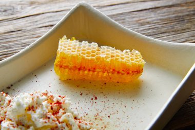 süzme peynir lor ile bal peteği