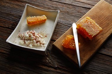 süzme peynir lor ile bal peteği