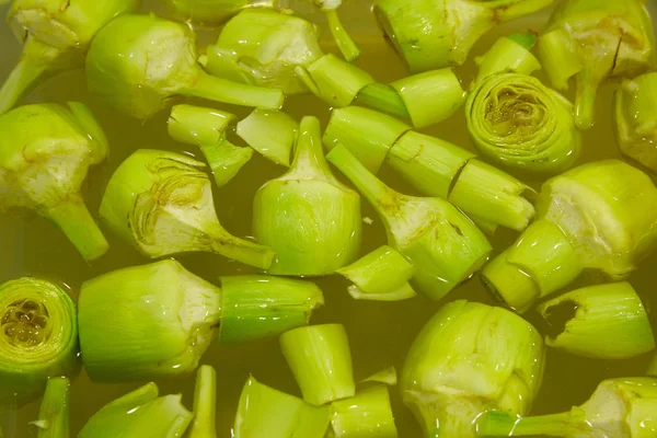 Artichoke hearts soaking in water — Stock Photo, Image