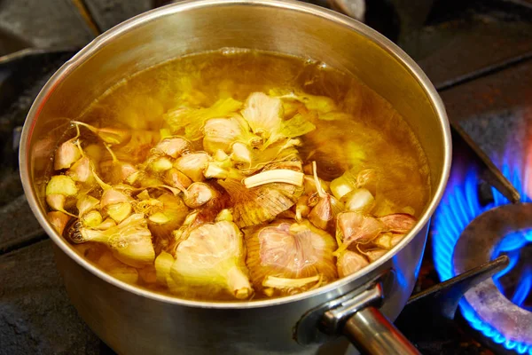 Bawang putih mendidih sup dalam panci — Stok Foto