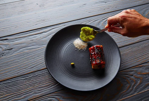 Yeşil elma ve narenciye ile füme yılan balığı ızgara