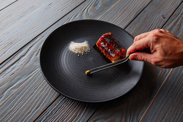 Yeşil elma ve narenciye ile füme yılan balığı ızgara