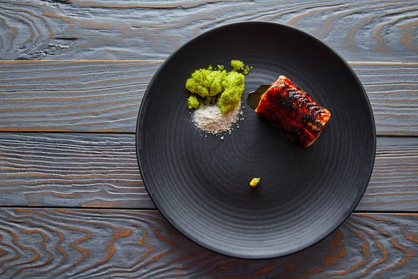 Anguila ahumada a la parrilla con manzana verde y cítricos — Foto de Stock