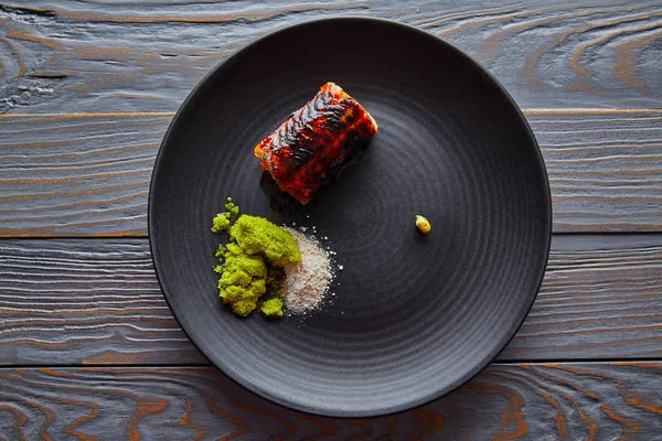 Yeşil elma ve narenciye ile füme yılan balığı ızgara