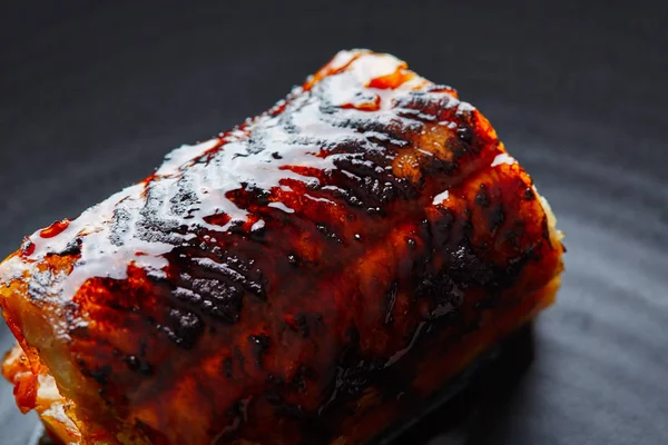 Anguila ahumada a la parrilla con manzana verde y cítricos — Foto de Stock