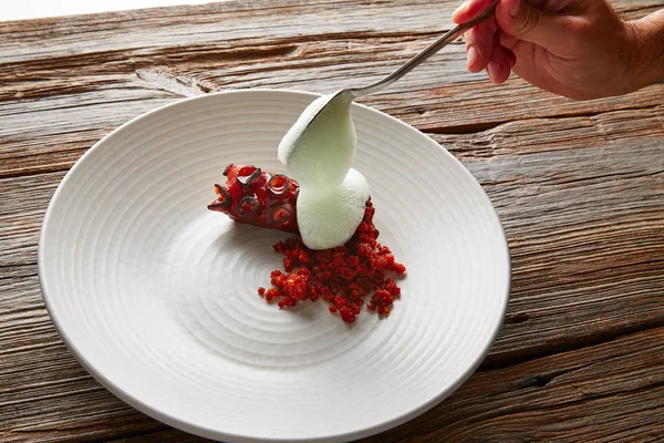 Ośmiornica z grilla z pietruszka powietrza pianki chef — Zdjęcie stockowe