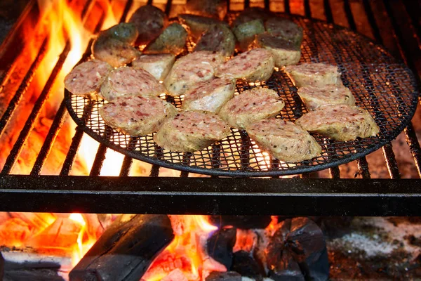 Ковбаски на грилі в полум'ї в ресторані — стокове фото