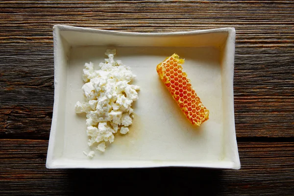 süzme peynir lor ile bal peteği