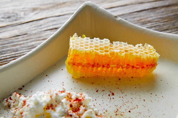 süzme peynir lor ile bal peteği