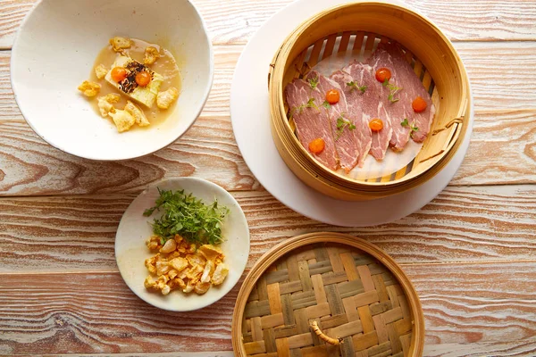 Xo sos ve lahana derisi ile domuz jambon