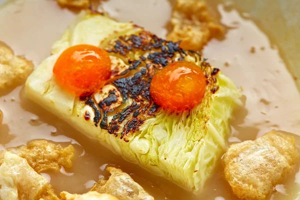Cabbage stew with pork rinds — Stock Photo, Image