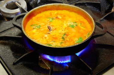 Deniz ürünleri paella süreci kalamar ile pişirme