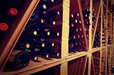 Şarap mahzeni şişe ile Akdeniz