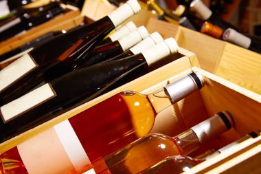 Şarap mahzeni şişe ile Akdeniz