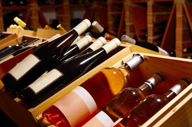 Şarap mahzeni şişe ile Akdeniz