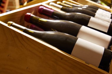 Şarap mahzeni şişe ile Akdeniz