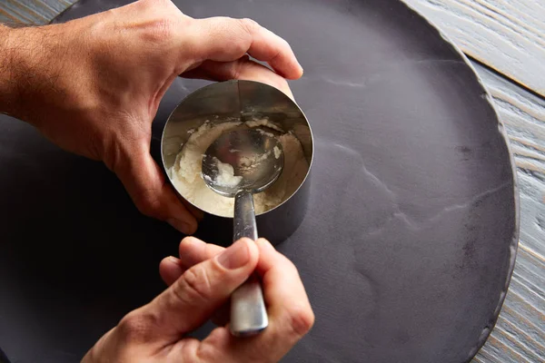 Preparação pannacotta com as mãos do chef — Fotografia de Stock