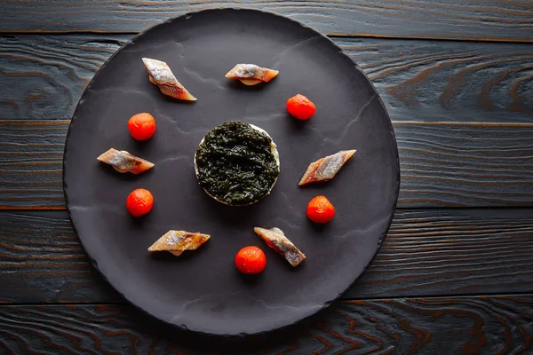 Сардин с паннакоттой и помидорами — стоковое фото