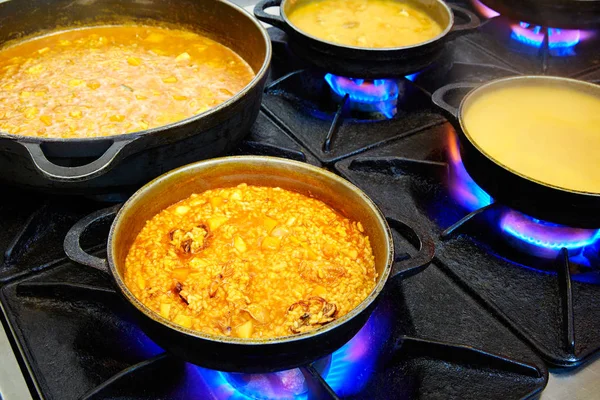 Proses memasak paella seafood dengan cumi-cumi — Stok Foto