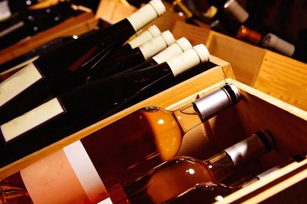 Bodega de vino del Mediterráneo con botellas —  Fotos de Stock