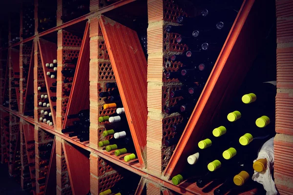 Bodega de vino del Mediterráneo con botellas — Foto de Stock